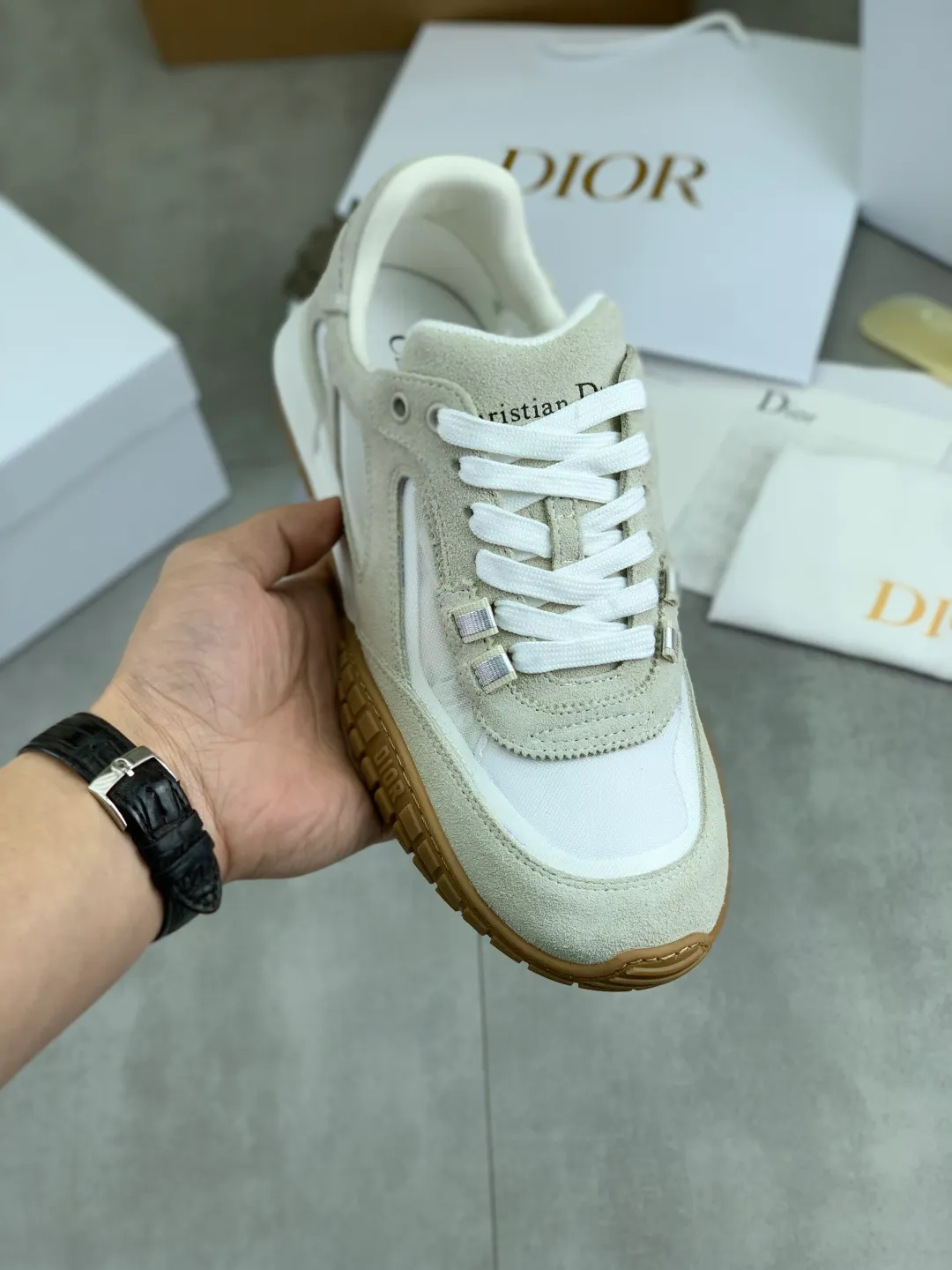 Men's men's shoes P560 new Dior Tech sneakers 2026 early spring series new products, with fashionable details, highlighting retro aesthetics. The light beige anti-suede cow leather upper is spliced ​​with apricot transparent mesh fabric on the side. The upper window edge is adhered with high-frequency flat ironing and back-pressure. It replicates the original craftsmanship, making it beautiful and comfortable without falling off. The interior is made of sheep lining of the same color and is soft and comfortable. The heel and tongue are embellished with the Paris logo. The textured TPU soles with the same color logo. The high-end version is exquisitely packaged with an airplane box, adding to the high-end style. Color: 4️⃣colors available Size: Female 35-41 Male 39-46